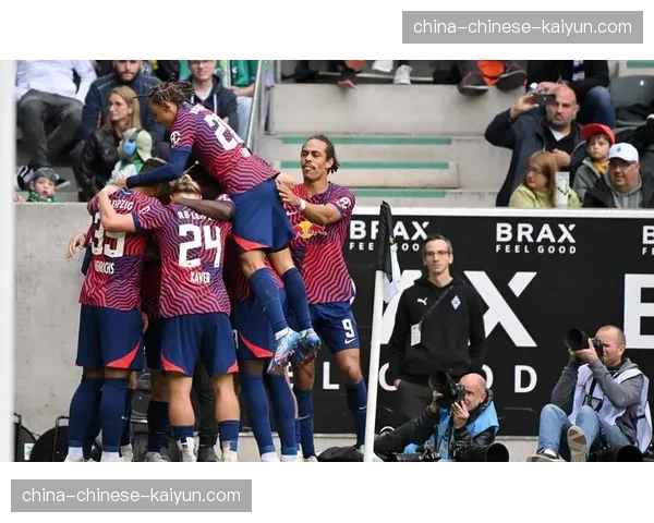 学术视角:体育大学教授发表论文,探讨德甲低位防守趋势对球员体能消耗的新模式。 学术视角:体育大学教授发表论文,探讨德甲低位防守趋势对球员体能消耗的新模式。