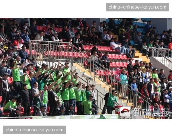 乌鲁木齐红山体育馆外,数千名未获票球迷通过大屏幕观看客场战况 乌鲁木齐红山体育馆外,数千名未获票球迷通过大屏幕观看客场战况