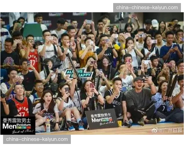 中超俱乐部公开训练日吸引数千名球迷到场 中超俱乐部公开训练日吸引数千名球迷到场