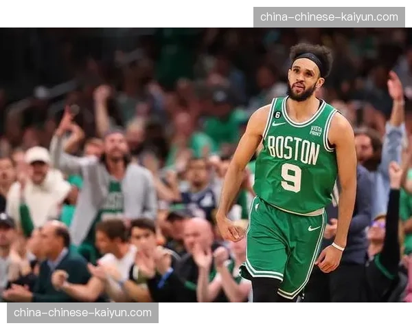 实时:凯尔特人首节打出20-2攻势,无限换防令热火进攻停滞。 实时:凯尔特人首节打出20-2攻势,无限换防令热火进攻停滞。